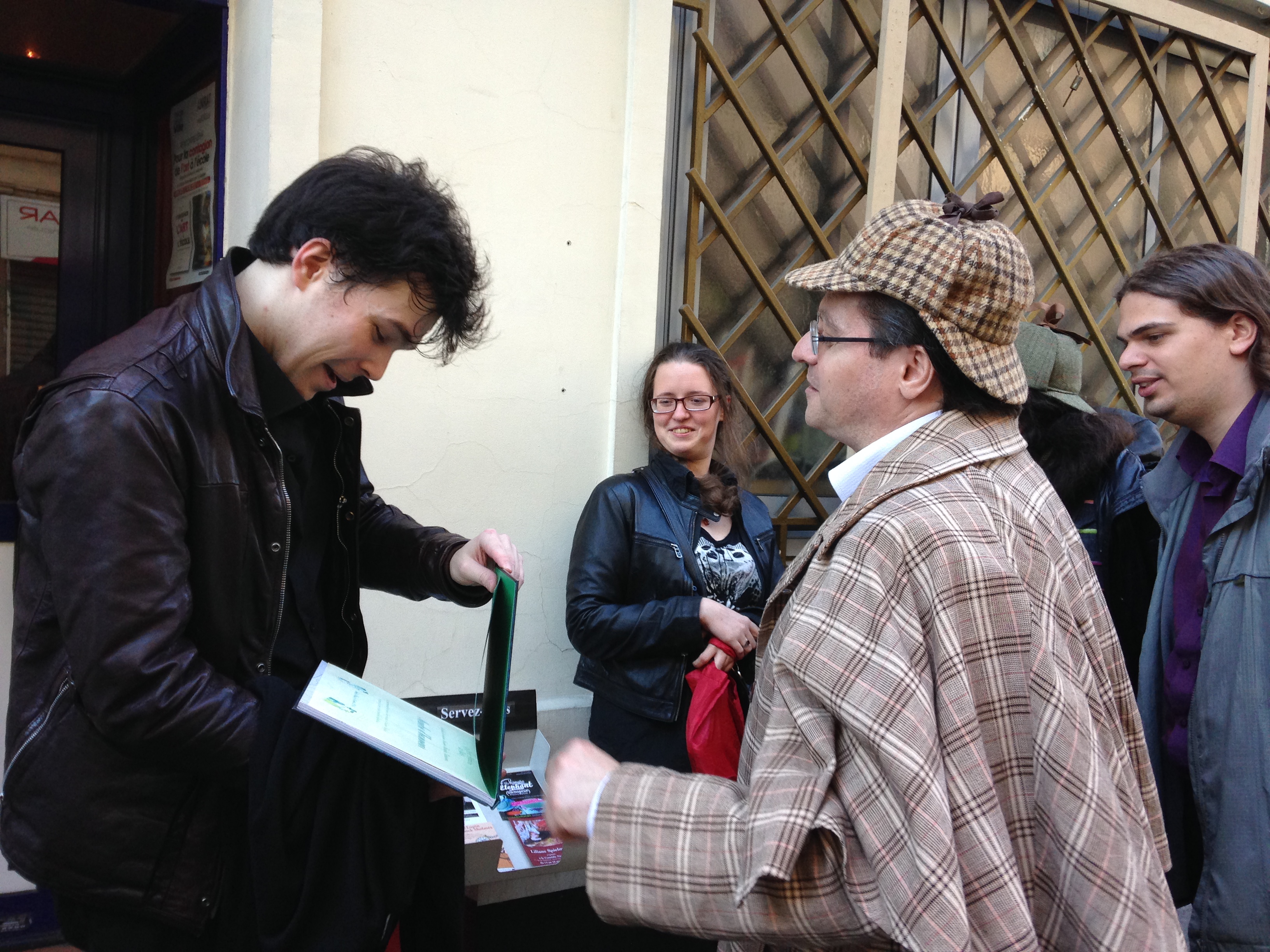 Les membres du Cercle Holmésien de Paris au Théâtre pour la pièce : Arsène Lupin contre Herlock Sholmès